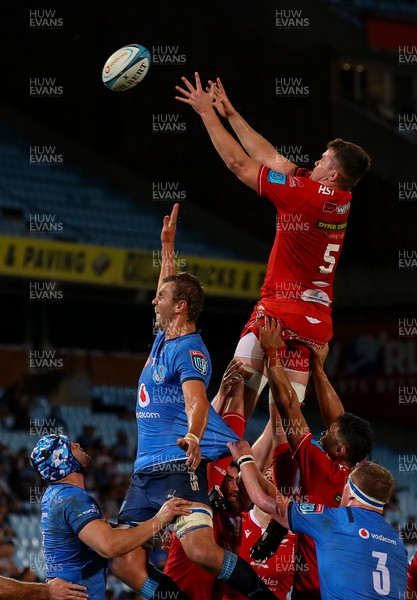 180322 - Vodacom Bulls v Scarlets - United Rugby Championship - Jac Price of the Scarlets takes lineout ball