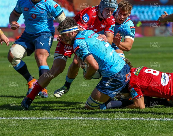 180322 - Vodacom Bulls v Scarlets - United Rugby Championship - Ruan Nortje of the Vodacom Blue Bulls on his way to score his try