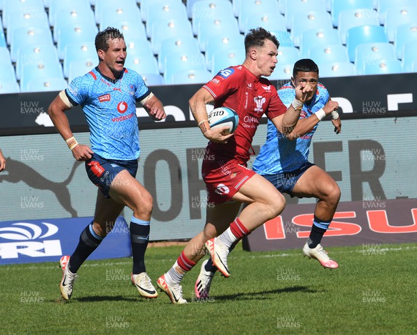 180322 - Vodacom Bulls v Scarlets - United Rugby Championship - Tom Rogers of the Scarlets looks to break
