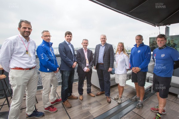 270518 - Volvo Ocean Race, Cardiff Bay -  First Minister Carwyn Jones with Volvo Ocean Race personnel and Huw Thomas, Leader of Cardiff City Council