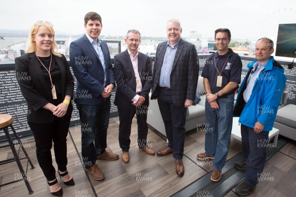 270518 - Volvo Ocean Race, Cardiff Bay -  First Minister Carwyn Jones with representatives of Cardiff City Council and Huw Thomas, Leader of Cardiff City Council