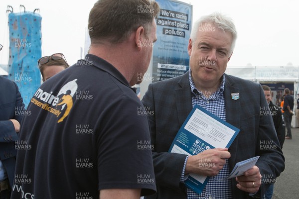 270518 - Volvo Ocean Race, Cardiff Bay -  First Minister Carwyn Jones discusses plastic recycling with the Marine Conservation Society  