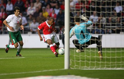 150806Wales v Bulgaria International Friendly, The Liberty Stadium, Swansea -  Wales' Robert Earnshaw is denied by keeper Georgi Petkov 