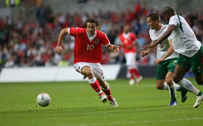 150806Wales v Bulgaria International Friendly, The Liberty Stadium, Swansea -  Wales' Simon Davies tests the Bulgarian defence 