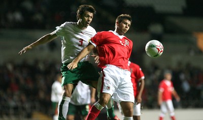 150806Wales v Bulgaria International Friendly, The Liberty Stadium, Swansea -  Wales' Joe Ledley is challenged by Rosen Kirilov 