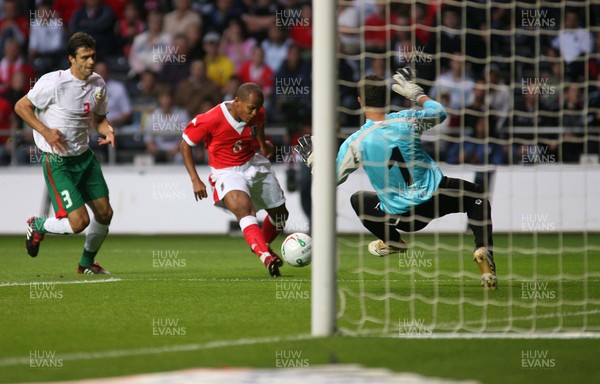 150806Wales v Bulgaria International Friendly, The Liberty Stadium, Swansea -  Wales' Robert Earnshaw is denied by keeper Georgi Petkov 