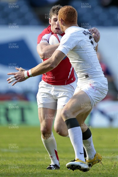 28.05.11Wales v England...IRB World Sevens Series Murrayfield... Wales' Alex Cuthbert (L) challenged by England's James Rodwell (R) . 