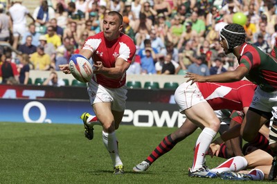21.05.11 Wales v Kenya Twickenham Sevens ... Gareth Davies passes. 