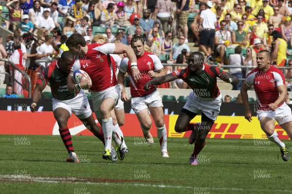 21.05.11 Wales v Kenya Twickenham Sevens ... Alex Cuthbert races away. 