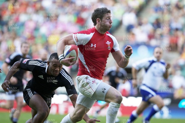 21.05.11 Wales v Kenya Twickenham Sevens ... Alex Cuthbert races away. 