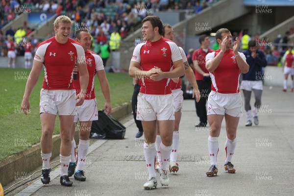 22.05.11 Wales v South Africa, Twickenham Sevens ... Players acknowledge the crowd. 