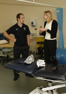 07.09.10 Wales 7's Commonwealth Training Squad - The Medical Rehabilitation unit: Hedly Hall -  Podiatrist Sharon Gray chats to Lee Williams. 