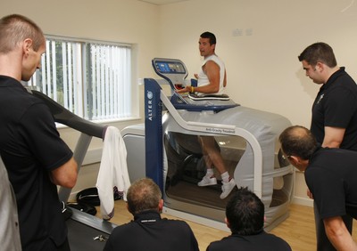 07.09.10 Wales 7's Commonwealth Training Squad - The Medical Rehabilitation unit: Hedly Hall -  Rehabilitation officer Sergeant James demonstrates The Alter Anti-Gravity treadmill to Wales' 7's management.   