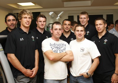 07.09.10 Wales 7's Commonwealth Training Squad - The Medical Rehabilitation unit: Hedly Hall -  Andrew Powell of The Royal Logistical Core(centre L) & "Fletch" of the Royal Marines meet with members of The Wales 7 Squad. 