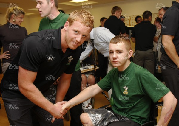 07.09.10 Wales 7's Commonwealth Training Squad - The Medical Rehabilitation unit: Hedly Hall -  Lloyd Phillips meets Fusilier Stocker of The Royal Welsh Regiment.  