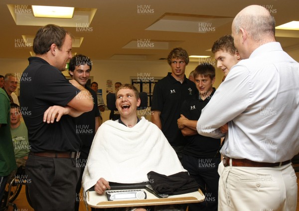 07.09.10 Wales 7's Commonwealth Training Squad - The Medical Rehabilitation unit: Hedly Hall -  Corperal Simon Vaughan of THe Royal Electrical & Mechanical Engineers chats with members of The Wales 7's squad.  