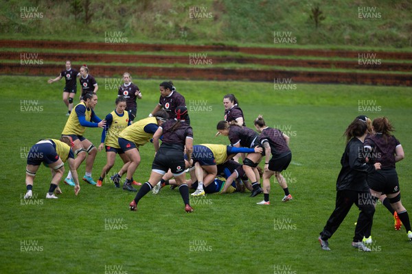 171023 - Wales Women and France Women combined training session - Wales players lineup for an attack during a combined training session at Rugby League Park in Wellington against France Women ahead of their first matches in WXV1