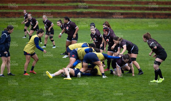 171023 - Wales Women and France Women combined training session - Wales players lineup for an attack during a combined training session at Rugby League Park in Wellington against France Women ahead of their first matches in WXV1