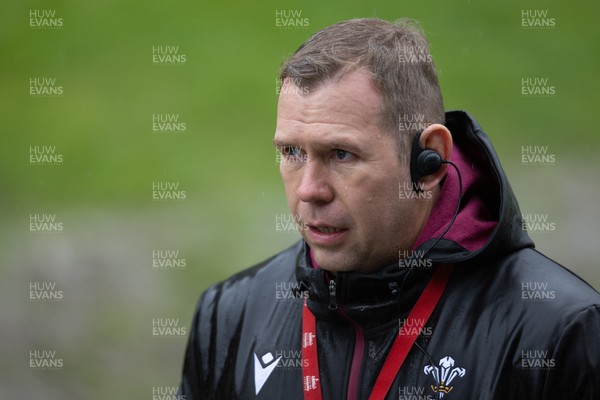 171023 - Wales Women and France Women combined training session - Ioan Cunningham , Wales head coach, during a combined training session at Rugby League Park in Wellington against France Women ahead of their first matches in WXV1
