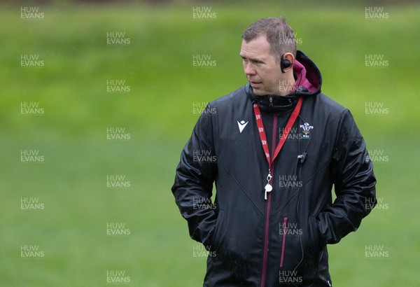 171023 - Wales Women and France Women combined training session - Ioan Cunningham , Wales head coach, during a combined training session at Rugby League Park in Wellington against France Women ahead of their first matches in WXV1