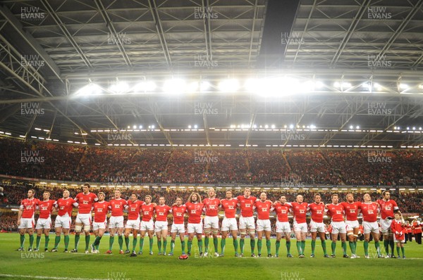 22.11.08 - Wales v New Zealand - Invesco Perpetual Series 2008 - Wales line up for the national anthems. 
