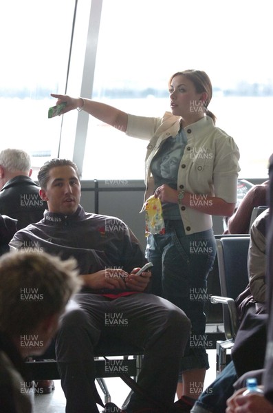 270206  Charlotte Church meets up with Gavin Henson after missing her flight at Dublin Airport       