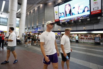 260625 - Wales Rugby arrive in Kitakyushu - Tom Rogers