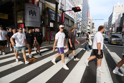 260625 - Wales Rugby arrive in Kitakyushu - Tom Rogers