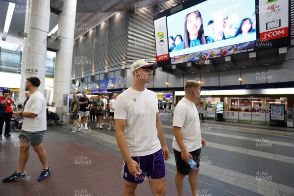 260625 - Wales Rugby arrive in Kitakyushu - Tom Rogers