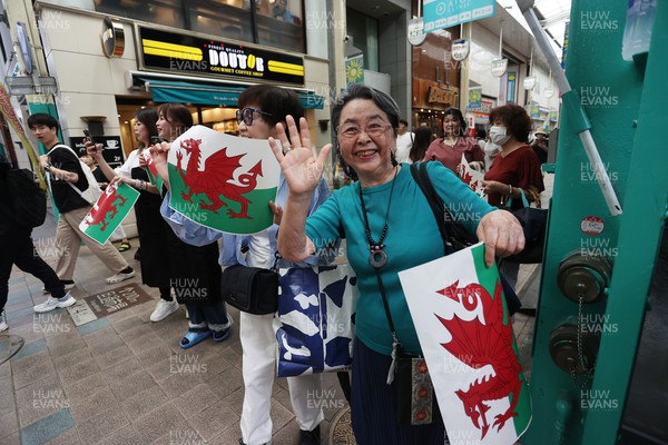 260625 - Wales Rugby arrive in Kitakyushu - Fans