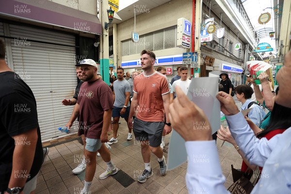 260625 - Wales Rugby arrive in Kitakyushu - James Ratti