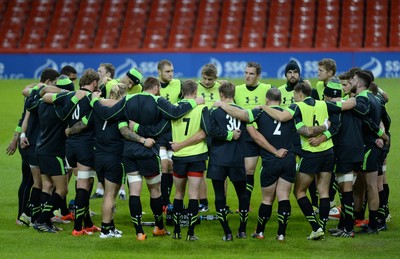 071114 - Wales Captains Run - Players huddle during training