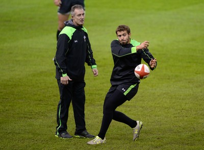 071114 - Wales Captains Run - Rob Howley and Leigh Halfpenny during training