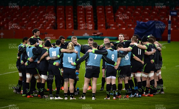 130315 - Wales Rugby Training -Sam Warburton talks to lean mates in a huddle  during training