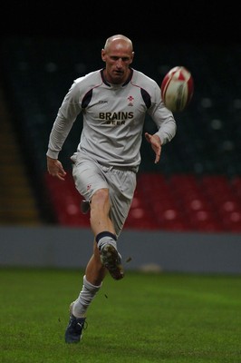 16.11.06 - Wales Rugby Training - Gareth Thomas during training 