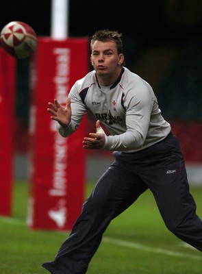 16.11.06 - Wales Rugby Training - Matthew Rees during training 