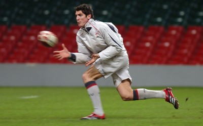 16.11.06 - Wales Rugby Training - James Hook during training 