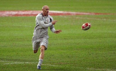 16.11.06 - Wales Rugby Training - Gareth Thomas during training 