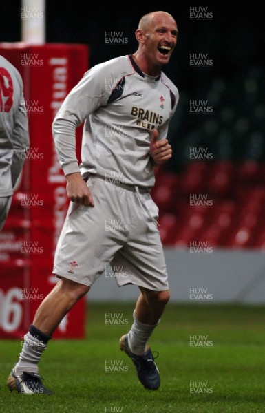 16.11.06 - Wales Rugby Training - Gareth Thomas during training 