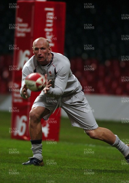 16.11.06 - Wales Rugby Training - Gareth Thomas during training 
