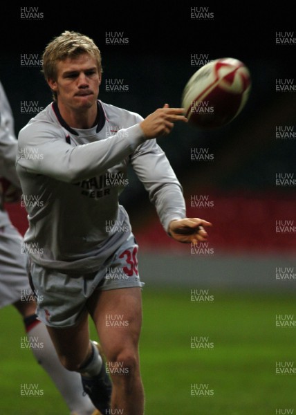 16.11.06 - Wales Rugby Training - Dwayne Peel during training 