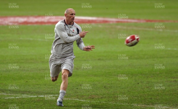 16.11.06 - Wales Rugby Training - Gareth Thomas during training 
