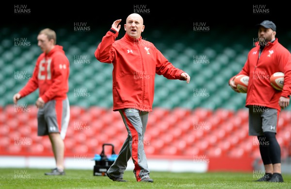 200214 - Wales Rugby Training -Shaun Edwards during training