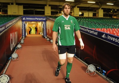 21.11.08 - Wales Rugby Training - Ryan Jones walks out for training 