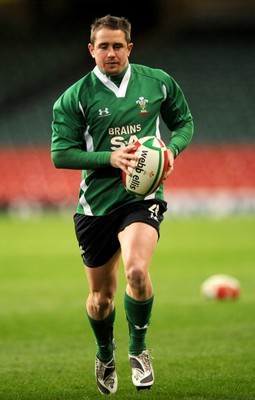 21.11.08 - Wales Rugby Training - Shane Williams in action during training 