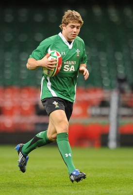 21.11.08 - Wales Rugby Training - Leigh Halfpenny in action during training 