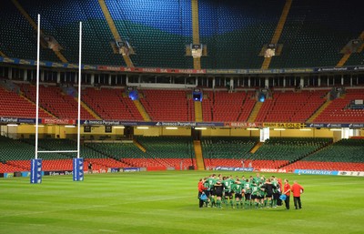 21.11.08 - Wales Rugby Training - Wales players gather for a huddle during training 