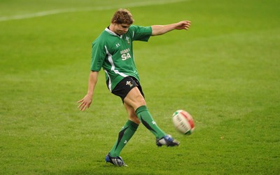 21.11.08 - Wales Rugby Training - Leigh Halfpenny in action during training 