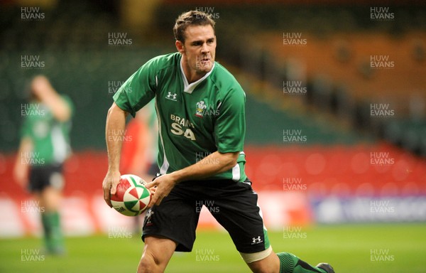 21.11.08 - Wales Rugby Training - Lee Byrne in action during training 