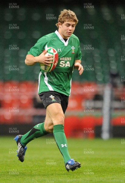 21.11.08 - Wales Rugby Training - Leigh Halfpenny in action during training 